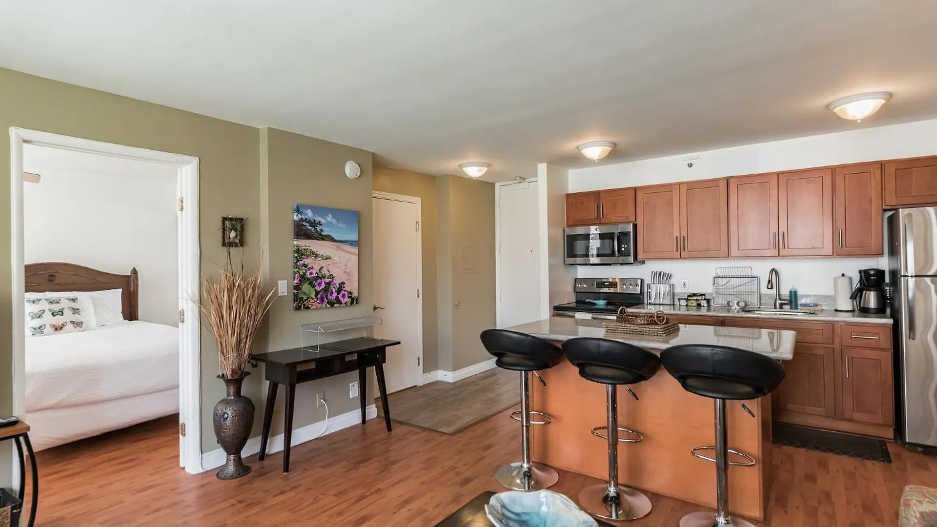 Waikiki Family Condo 1 Block From Beach With Full Kitchen, Pool, And Free Parking Honolulu