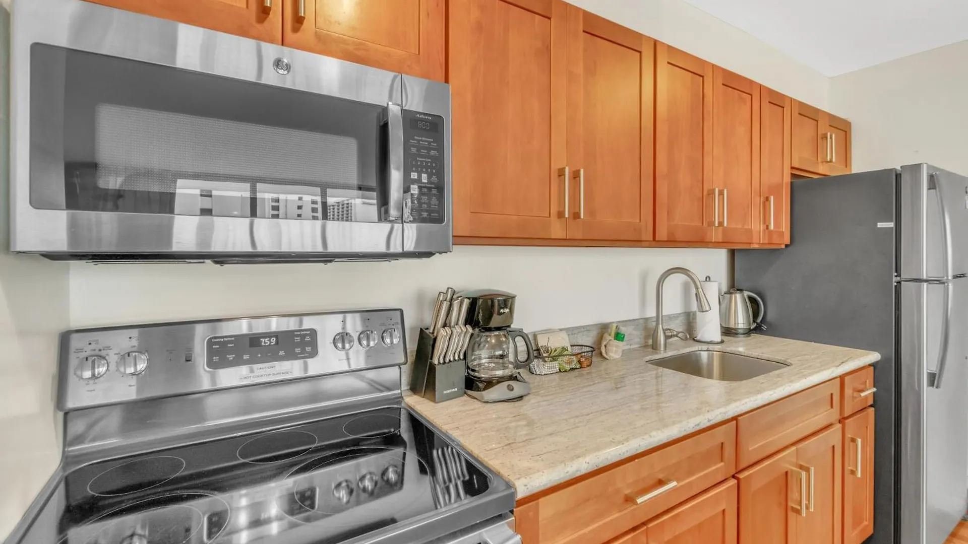Waikiki Family Condo 1 Block From Beach With Full Kitchen, Pool, And Free Parking Honolulu