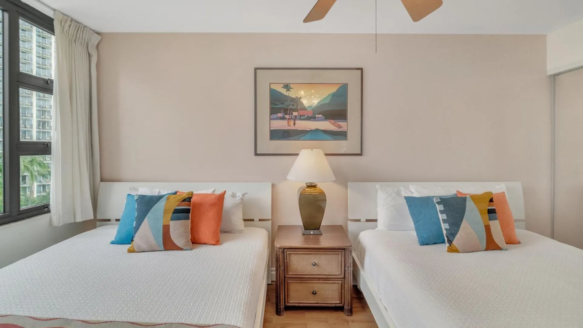 Waikiki Family Condo 1 Block From Beach With Full Kitchen, Pool, And Free Parking Honolulu