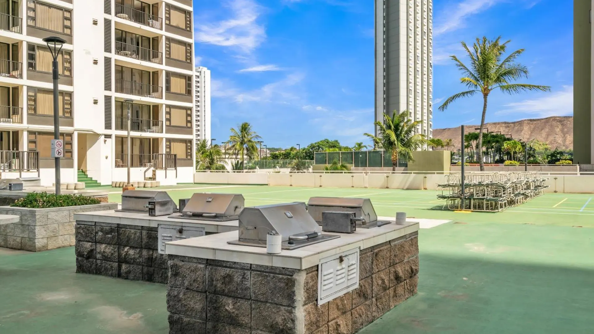 Waikiki Family Condo 1 Block From Beach With Full Kitchen, Pool, And Free Parking Honolulu