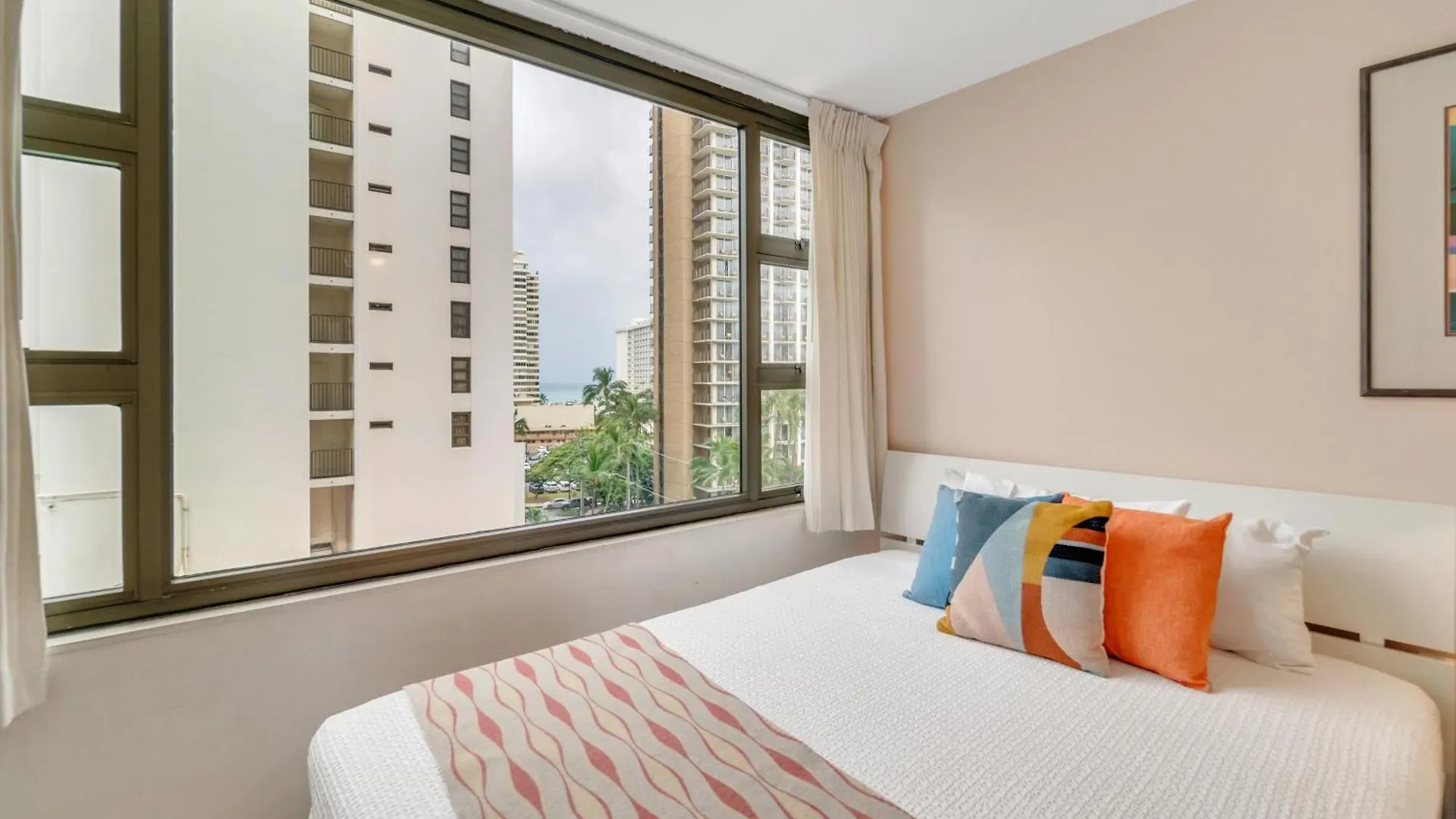 Waikiki Family Condo 1 Block From Beach With Full Kitchen, Pool, And Free Parking Honolulu Daire