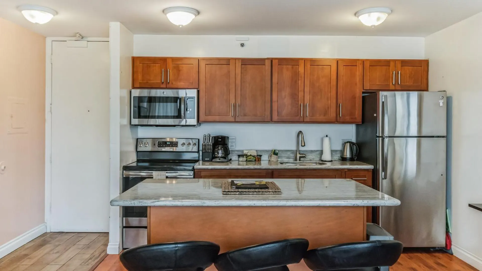 Waikiki Family Condo 1 Block From Beach With Full Kitchen, Pool, And Free Parking Honolulu ABD