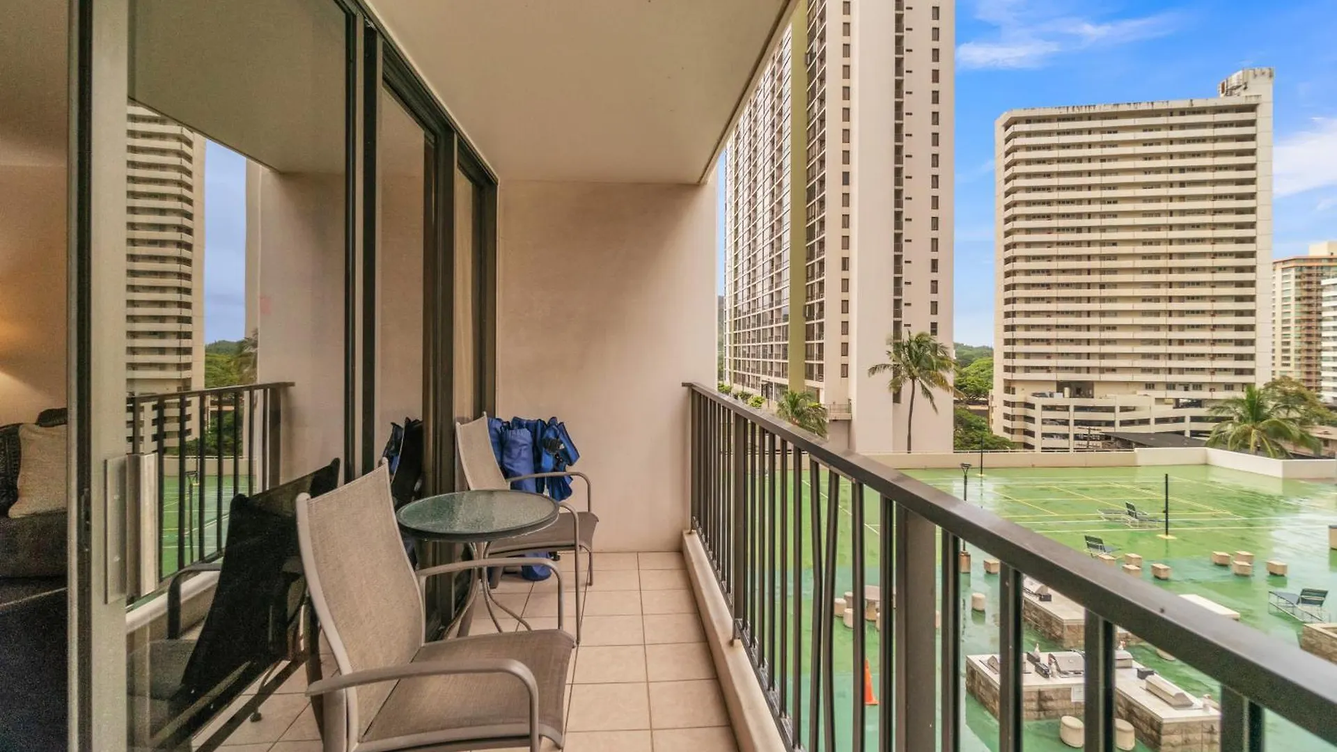Waikiki Family Condo 1 Block From Beach With Full Kitchen, Pool, And Free Parking Honolulu