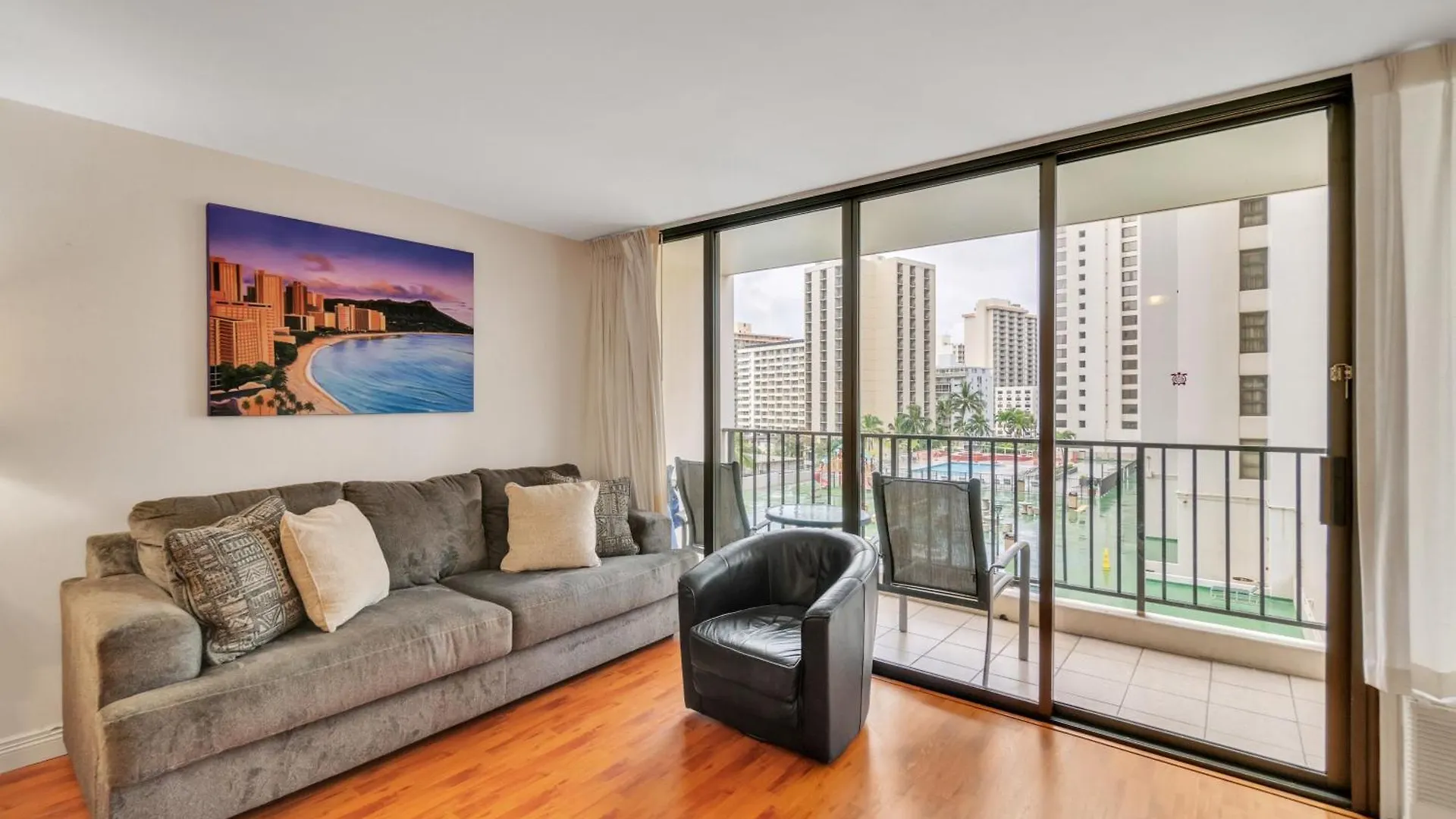 Waikiki Family Condo 1 Block From Beach With Full Kitchen, Pool, And Free Parking Honolulu 0*,