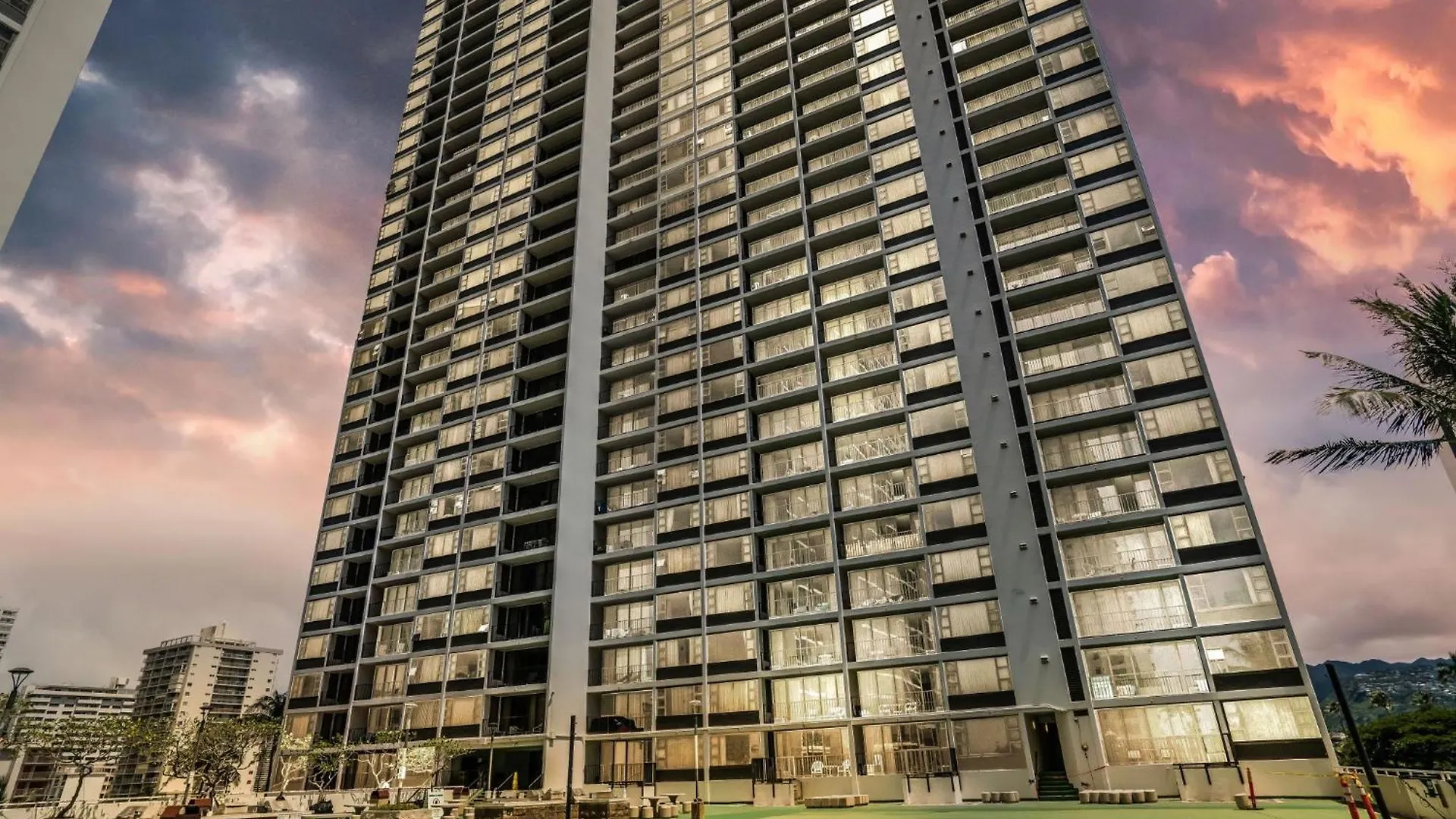 Waikiki Family Condo 1 Block From Beach With Full Kitchen, Pool, And Free Parking Honolulu